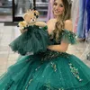 Luxury Emerald Green V-hals QuinCeanera Dress 2024 Party Gown Princess Lace Appliques Pärlor från axeln i 16 år