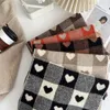 Шарфы Вязаный шарф Love Heart Черно-белый клетчатый утолщенный теплый зимний женский подарок на Рождество 231101