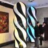 2,4M czarno -biały pasek nadmuchiwany model kolumny spiralnej z światłami odpowiednimi na imprezy klubowe i dekorację sceny