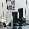 Designerskie buty z wytłoczonymi butami z małymi pachnącymi, grubymi podeszwami