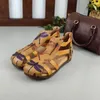 Sandales rétro nostalgique ethnique bohème en cuir de vachette pour femmes motif fait à la main de chaussures à semelles plates en asie du sud-est