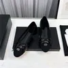 Hochwertige Damen-Ballettschuhe. Luxuriöse Designer-Mode-Leder-Flachschuhe. Farblich passende Schleifenschnalle. Damen-Designer-Lederschuhe mit Schnürsenkel-Box