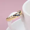 Anéis de casamento Huitan simples cor de ouro suave para mulheres incrustadas azul zircônia cúbica luxo na moda noivado senhora jóias