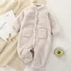 Rompers mjuk plysch vinter baby jumpsuit för pojke flicka varm född romper solid färg småbarn kläder spädbarn onesie barn hemkläder 231101