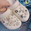  Piezas de zapatos Accesorios 1 Juego de sandalias de mujer Diseñador Croc Charms Gemstone Cool Kwaii Zapato Decoraciones Pearl Metal Accesorios 230403