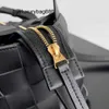 Bolso de bolos tejido negro nuevo Bottegss Nuevo estilo minimalista Tejido pequeño Textura de moda Bolso bandolera versátil Diseño Tendencia Hombro para mujer