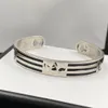 Bracciale di design Bracciale rigido Uomo Donna Regalo Acciaio inossidabile Classico Lettera Braccialetti Gioielli Donna Prodotti pregiati di alta qualità Bracciali A30