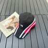 デザイナーB野球帽子ブラックカラーナイロンマテリアルテクノロジー布ナイロンステッカー帽子で刺繍された夏のためにキャップピークキャップ