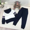 Luxury Baby TrackSuits Autumn Długie rękawie Zestaw Bluzy Bluza z kapturem rozmiar 90-150 Wysokiej jakości sweter i spodnie Nov05