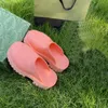 2023 Geperforeerde pantoffels gesneden dikke zolen 8 kleuren Vrijetijdskleding Lente en herfst zomer op nieuwe 35-42