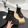 El concepto de los jóvenes diseñadores son los zapatos casuales clásicos con forro de felpa para mayor comodidad y calidez; Las botas de nieve con ribetes de cuero suave crean un estilo de pasarela de moda femenina.