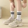 Frauen Socken solide gestreiftes schwarzes Weiß für Frau Street Hip Hop Skateboard mittelschwerem Sport Rennradfahren Sox