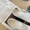 Дизайнерская повседневная обувь Женские лоферы Последняя мода из натуральной кожи Роскошные универсальные черно-белые повседневные кожаные туфли Высококачественные женские одиночные туфли класса люкс