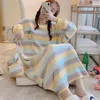 Dames nachtkleding Gestreept fleece nachtjapon Borduren Dames winternachtjurk Warme pyjama uit één stuk Koreaanse lange mouwen Homewear 2023