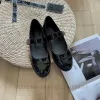 Zapatos deportivos de diseñador para mujer Nuevas sandalias Marca de moda de lujo clásica Zapatos de cuero pequeños blancos y negros Zapatos planos cómodos y versátiles Zapatos casuales de marca