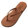 Tofflor sommar avslappnad karaktär dra män kvinnor flip flops tunt bälte imitation mocka pu läder studenter coola platt botten strand tofflor 230403