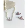 Desginer Viviene Westwoods l'impératrice douairière Saturn collier de perles de diamant rose femme Ins doux Style Cool petit design Vivian mêmes boucles d'oreilles Tiktok