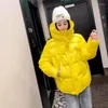 Женские плащи ярких цветов Короткая куртка-пуховик Корейские блестящие пуховики с капюшоном Оранжево-желтые зимние парки с длинными рукавами на шнуровке