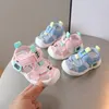 Primeiros caminhantes São de verão sandálias bebê malha macia malha respirável chinelos de luz de criança sapatos de criança menina rosa menino de 0 a 3 anos