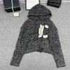 Kvinnors tröjor Designer Luxury Sweater CE Women Jacket Cashmere Cardigan Mid-Längd Knittad huva Löst randiga tunna damer Trenchrock 2SDV
