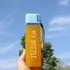 Transparente quadratische Plastikmattwasserflaschen im Freien Saft Wasser Sportbecher mit tragbarem Seil im Freien