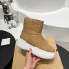 El concepto de los jóvenes diseñadores son los zapatos casuales clásicos con forro de felpa para mayor comodidad y calidez; Las botas de nieve con ribetes de cuero suave crean un estilo de pasarela de moda femenina.