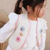 Cardigan en stock pull pour enfants 2023 automne hiver LM Style ethnique filles industrie lourde broderie fleur col carré tricot chaud 231110