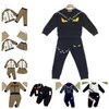 Printemps et automne nouveaux costumes de sport de créateurs d'épissage de lettres pour enfants pour hommes et femmes enfants manches longues et pantalons loisirs vêtements pour enfants en plein air A003