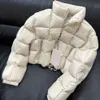 Håll dig snygg och varm i vinter med MIU -designern Down Jacket för kvinnor - Parka blixtlås Cardigan Warm Coat. Lyxkvinnor kläder på sitt bästa!