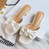 Slippers voor zomer 2023 Low-haked Women Fashion Brand Design Casual White Bowknot Sandals grote werven schoenen