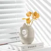 花瓶シンプルな白いセラミック中空の花瓶北部ホームリビングルーム装飾デスクアクセサリー乾燥花の装飾ポット