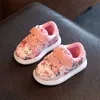 Sneakers da ginnastica all'aperto per bambini Scarpe da bambina per bambini Scarpe floreali con luce First Warker Sneakers casual da autunno primavera antiscivolo per ragazze 0- 3 anni W0329