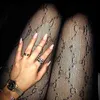 Strumpor hoSiery designersocks långa sexiga designer svart mesh strumpor brev mönster 4 stilar sommar kvinnor bär grossist sock cyto