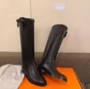 Bottes de qualité supérieure pour dame boucle en cuir de veau noir célèbre marque chevalier longue botte de genou designer mode hiver célèbre saut femmes bottes hautes multi couleur h cheval nouveau