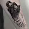 Tillfälliga tatueringar vattentät tillfällig tatuering klistermärke svart demon hand skakar hand flash tatue falsk tato arm ben kroppskonst för kvinnor män z0403