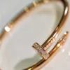 Bracciale esplosivo 2023 senza sbiadimento Bracciale per unghie con diamanti pieni 2023 Nuovo braccialetto di lusso con stella a cielo pieno Bracciale per fidanzate Regalo con logo