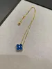 Ciondolo trifoglio di marca di lusso in edizione limitata da donna in oro 18 carati con pietra blu diamante cristallo elegante collana girocollo gioielli J6KE HFRB 1LDU