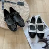 Zapatos deportivos de diseñador para mujer Nuevas sandalias Marca de moda de lujo clásica Zapatos de cuero pequeños blancos y negros Zapatos planos cómodos y versátiles Zapatos casuales de marca