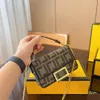 Sırt çantası stil crossbody çanta çantası cüzdan cüzdanlar çanta harfleri yazdırma perçin bir sap cüzdan kılıfları sırt çantaları kadınlar lüks tasarımcı çanta çanta çanta