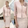 2023 Pink Mother of the Bride Dresses With Jacket 3/4 ärmar Lace Appliced ​​Flower Wedding Gästklänning Knäslängd Moderutrustning Prom