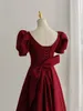 Festklänningar vintage bow vin röd kväll klänning v-ringning prinsessan korsett korta puff ärmar satin smal midja a-line prom ceremoni formell