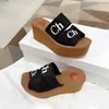 Top Quality Platform Shoes Woody Slipper Sandal Casual Summer Flat Travel Strand Sliders MENS KVINNA Mjuk duk Slide Designer Sandale Bekväm svart vit mule