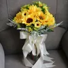 Fleurs décoratives Bouquet de tournesol artificiel demoiselle d'honneur attachée à la main tenant un cadeau maison décoration de fête de vacances Bouquets de mariée