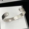 Bracciale di design Bracciale rigido Uomo Donna Regalo Acciaio inossidabile Classico Lettera Braccialetti Gioielli Donna Prodotti pregiati di alta qualità Bracciali A30