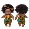 Dockor afrikansk svart baby leksak realistiska bruna ögon och mjuk hudsimulering tecknad docka söt mini pojke flicka barn gåva 231110