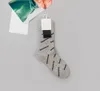 Calcetines de lujo para hombres y mujeres Medias de diseñador Letra clásica BA Algodón transpirable cómodo Moda de alta calidad 8 tipos de libertad de color para elegir