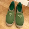 Meshn 및 nappas 가죽 espadrilles 드레스 신발 1S80 색상 사막 베이지 에나멜 금속 삼각형 로고 캐주얼 패션 단일 신발 편안한 어부 신발