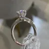 Anello con diamante singolo con francobolli Anello in argento 925 con design di lusso squisito da donna per fidanzamento, matrimonio, sposa, regalo, gioielli di alta qualità con scatola