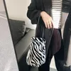 Kvällspåsar kvinnor plysch leopard korn hink väska japansk stil student handväska flicka liten päls axel