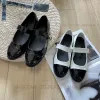 Zapatos deportivos de diseñador para mujer Nuevas sandalias Marca de moda de lujo clásica Zapatos de cuero pequeños blancos y negros Zapatos planos cómodos y versátiles Zapatos casuales de marca